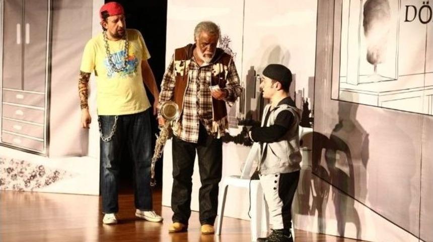 &ldquo;bizde Adet B&ouml;yledir&rdquo; Tiyatro Oyunu İzleyenlerden Tam Not Aldı