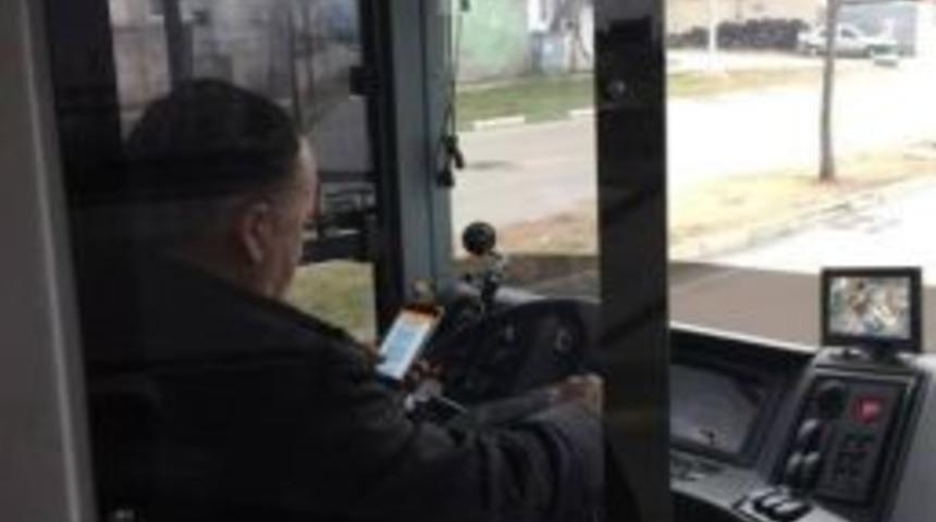 (&ouml;zel Haber) Otob&uuml;s Şof&ouml;r&uuml; Direksiyon Başında Oyun Oynadı