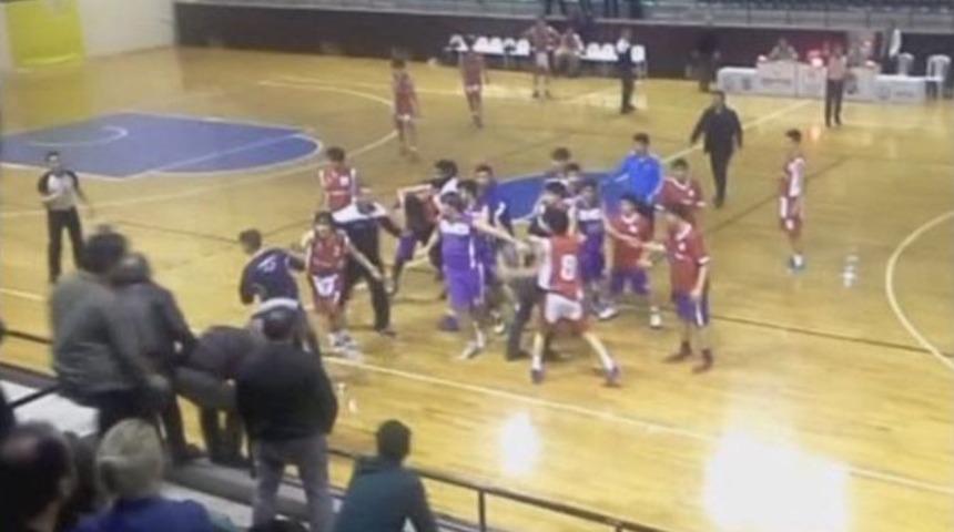 Basketbol Ma&ccedil;ında Yumruklu Tekmeli Kavga