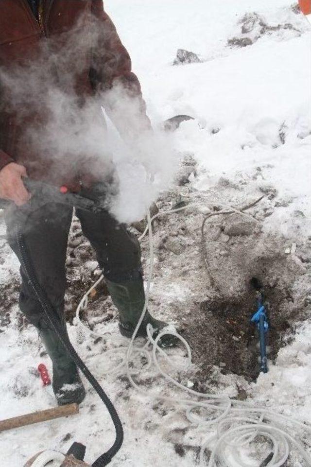 Sibirya Soğukları Nedeniyle Donan Su Şebekelerine Buharlı Çözüm