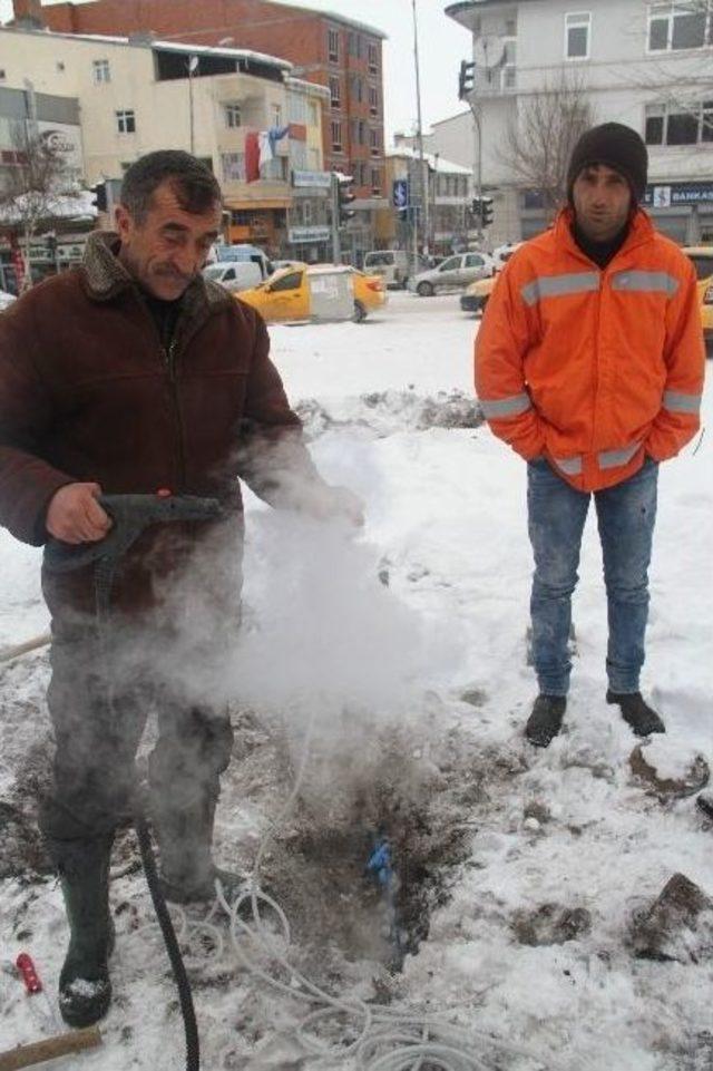 Sibirya Soğukları Nedeniyle Donan Su Şebekelerine Buharlı Çözüm