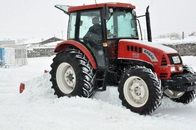 Kars’ta Kar Temizliğine Traktörlü Çözüm