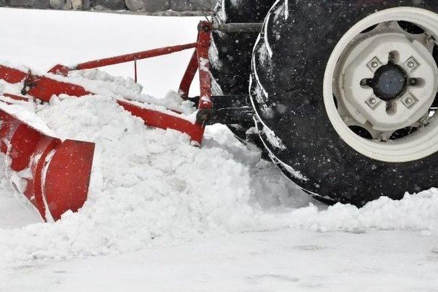 Kars’ta Kar Temizliğine Traktörlü Çözüm