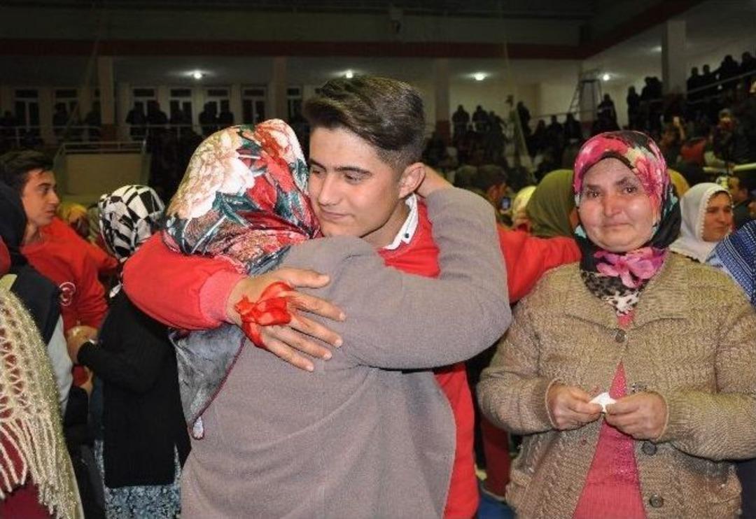 Asker Uğurlamasında H&uuml;z&uuml;n Ve Sevin&ccedil; Bir Arada