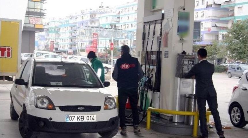 Polisin Aradığı Ara&ccedil; Benzin Bile Alamayacak