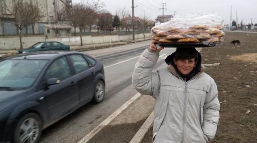 Tatilde Simit Satarak Okul Har&ccedil;lığını &Ccedil;ıkarıyor