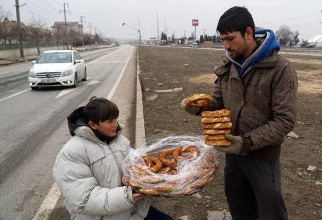 Tatilde Simit Satarak Okul Harçlığını Çıkarıyor