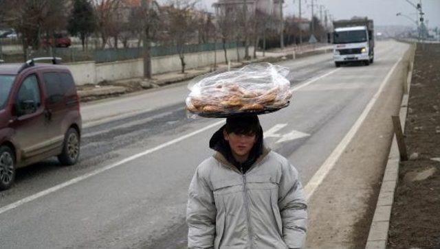 Tatilde Simit Satarak Okul Harçlığını Çıkarıyor