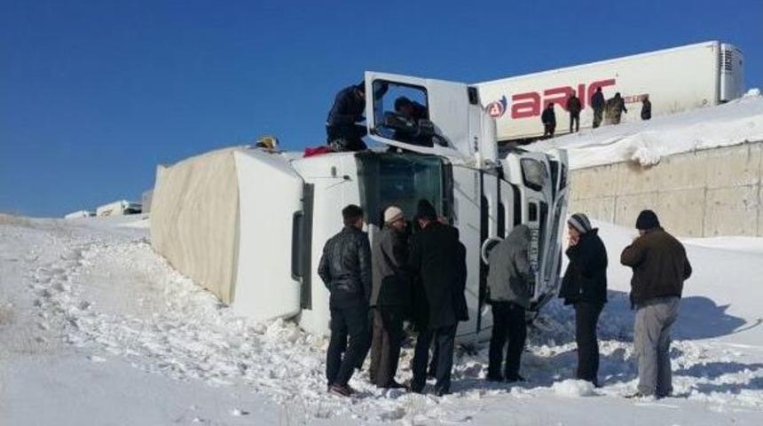 Adilcevaz'da Pvc Y&uuml;kl&uuml; Tır Devrildi; 1 &Ouml;l&uuml;