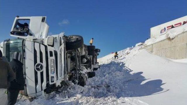 Adilcevaz'da Pvc Yüklü Tır Devrildi; 1 Ölü