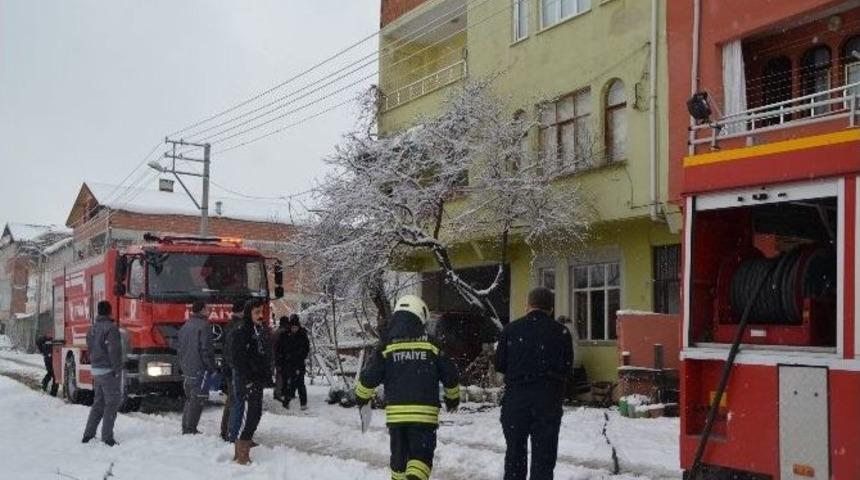Odunluğa D&ouml;k&uuml;len Soba K&uuml;l&uuml; Yangın &Ccedil;ıkardı