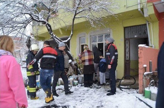 Odunluğa Dökülen Soba Külü Yangın Çıkardı