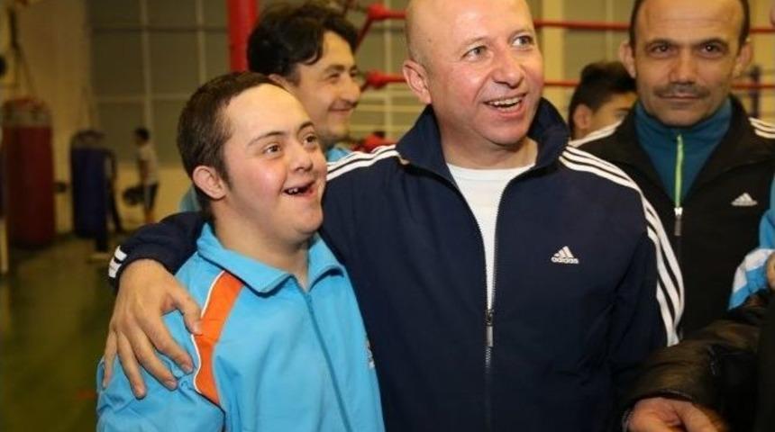 Başkan Çolakbayrakdar, Down Sendromlu Gençle Birlikte Maç İzledi
