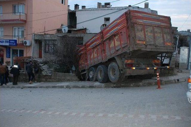 Freni Boşalan Kamyon Eve Girdi, Birkaç Saniyeyle Ölümden Kurtuldu