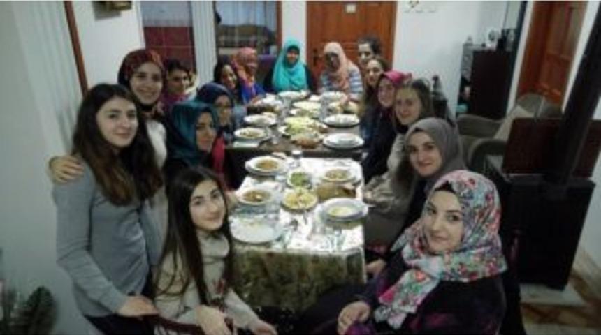 G&ouml;n&uuml;ll&uuml; Aileler, Yabancı &Ouml;ğrencilere Sofralarını A&ccedil;tı