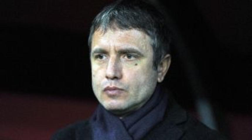 Mutlu Top&ccedil;u İmzalıyor