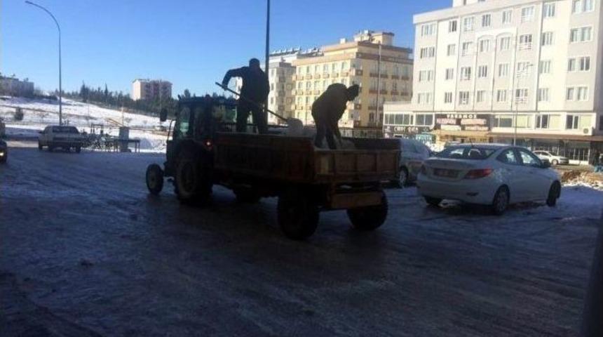 Buz Pistine D&ouml;nen Yollar İle Kaldırımlar Tuzlanıyor