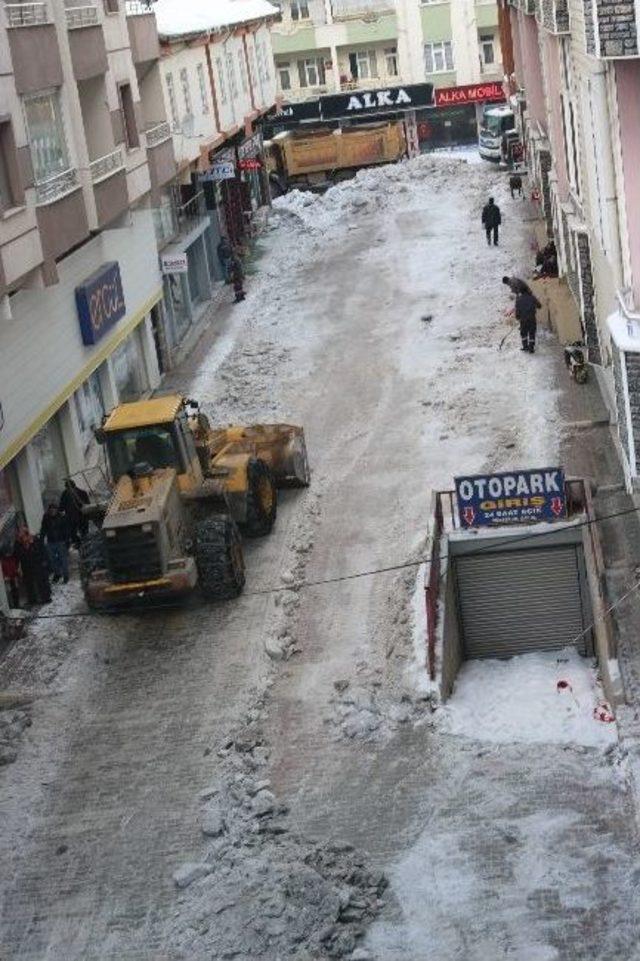 Beyşehir’de Kar Ve Buz Temizliği Mesaisi Sürüyor