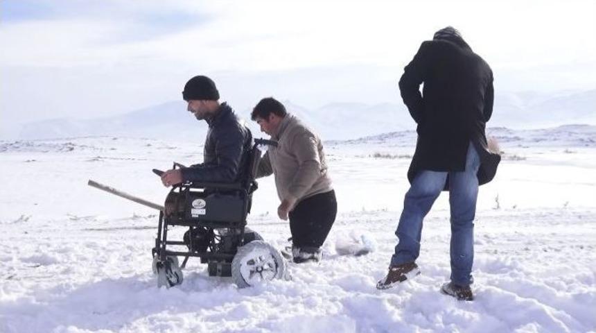 Ağrı Dağı Eteklerinde Hayvanlar İçin Yem Bırakıldı