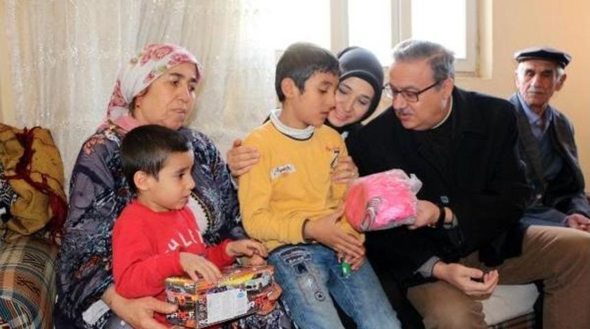 Şırnak Valisi, Ter&ouml;r Mağduru Aileleri Ziyaret Etti