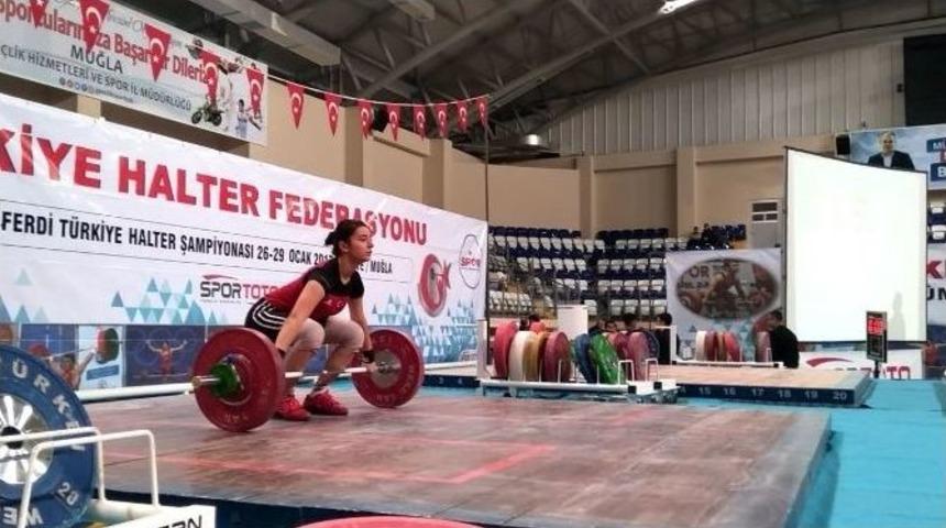 T&uuml;rkiye Rekoru Nuray Levent&rsquo;ten Geldi