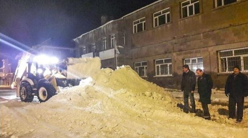 Ahlat Belediyesinden Karla M&uuml;cadele &Ccedil;alışması