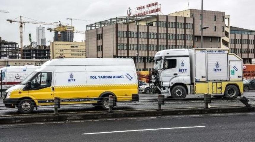 Metrob&uuml;s Ile Yol Yardım Aracı &Ccedil;arpıştı (1)