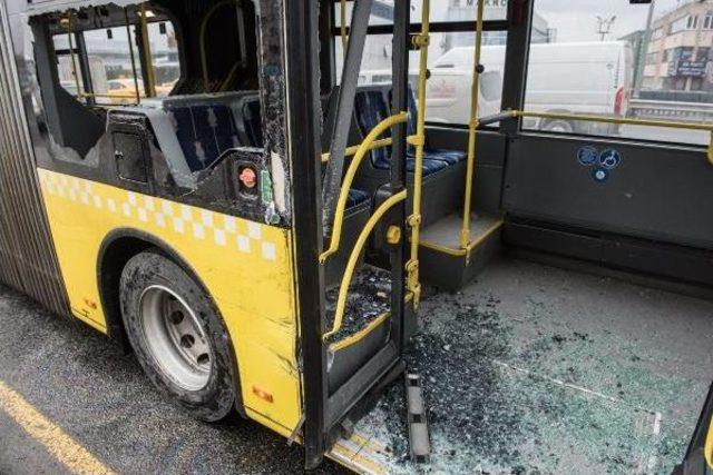 Metrobüs Ile Yol Yardım Aracı Çarpıştı (1) 2
