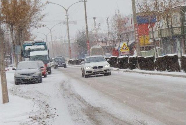 Van’da 200 Mahalle Yolu Ulaşıma Kapandı