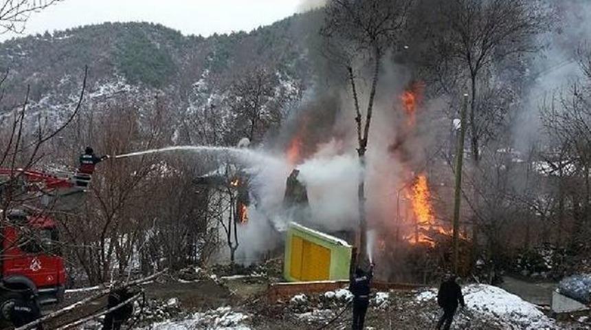 Niksar'da Iki Katlı Ev Yandı