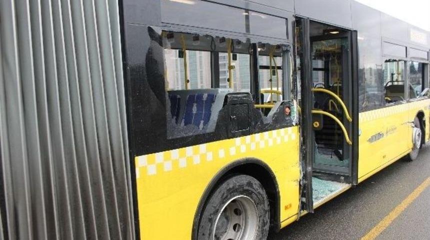 E-5&rsquo;te Metrob&uuml;s Kazası