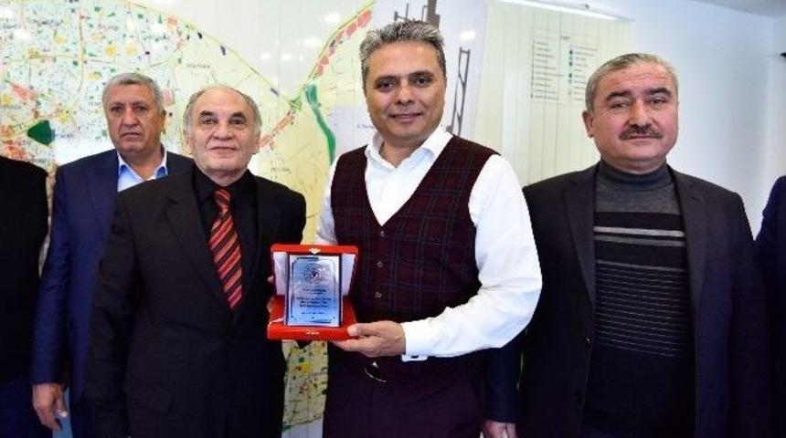 Kırcamililerden Başkan Uysal&rsquo;a Teşekk&uuml;r Plaketi