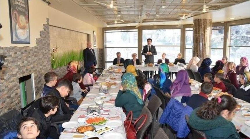 G&uuml;m&uuml;şhane Protokol&uuml; Sevgi Ve Umut Evlerinde Barınan &Ccedil;ocuklarla Buluştu