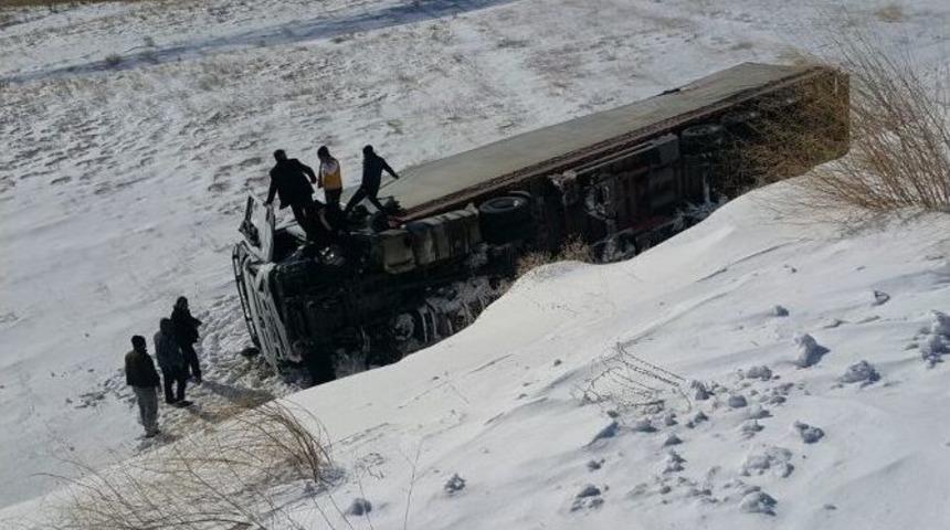 Adilcevaz&rsquo;da Tır Devrildi: 1 &Ouml;l&uuml;