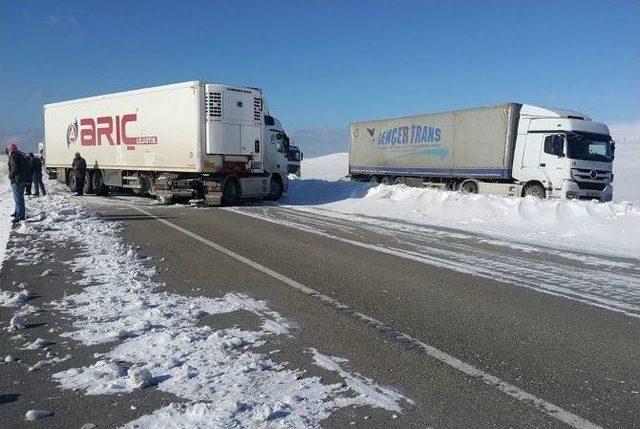 Adilcevaz’da Tır Devrildi: 1 Ölü