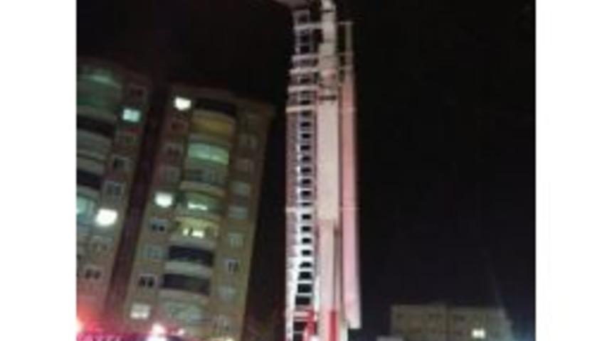 Terasta Yakılan Mangaldan Yangın &Ccedil;ıktı