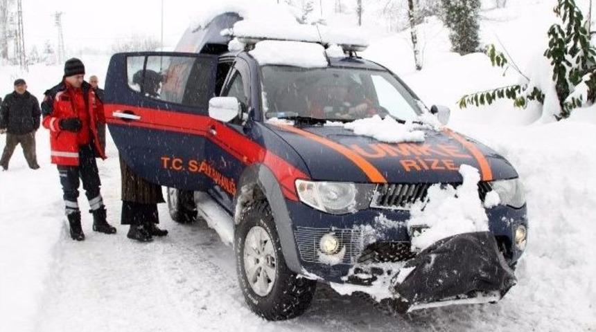 Sağlık Ekiplerinin Karla M&uuml;cadelesi