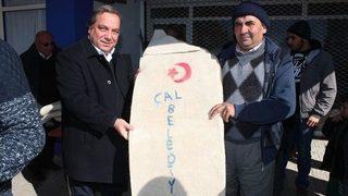 Çal Belediyesi Çobanlara Kepenek Hediye Etti