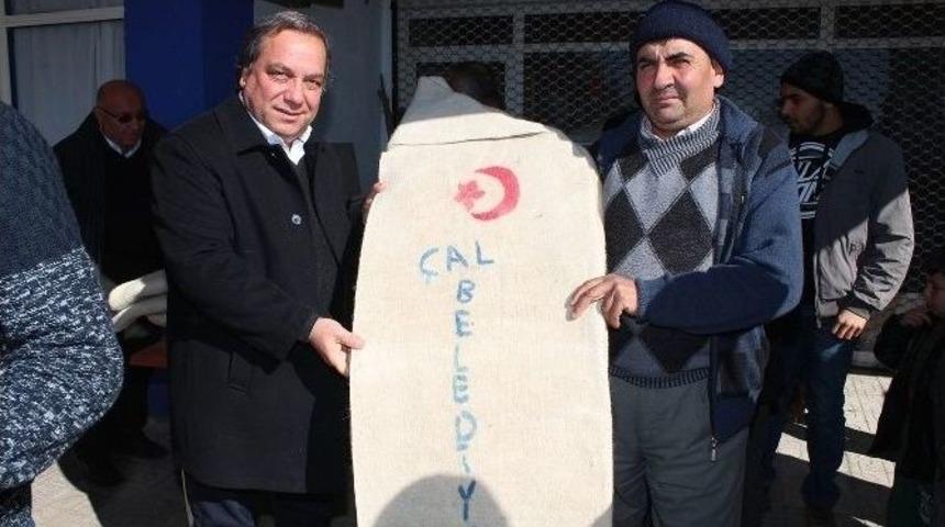 Çal Belediyesi Çobanlara Kepenek Hediye Etti