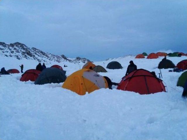 Milli Dağcılar, Çığ Tehlikesi Nedeniyle Zirve Yapamadı