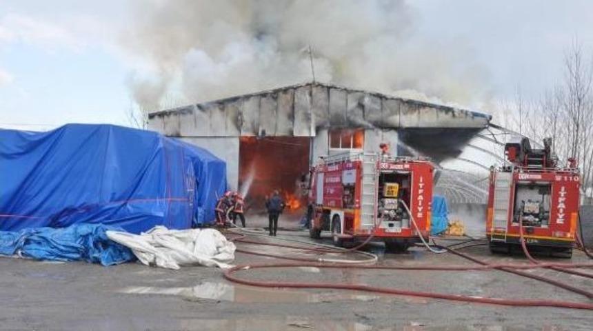 Akyazı'da Mobilya Fabrikasının Deposu Yandı