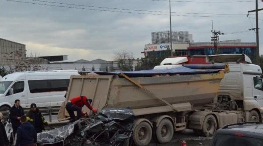 Gebze'de Kamyon Dehşeti: 1 &Ouml;l&uuml;, 18 Yaralı