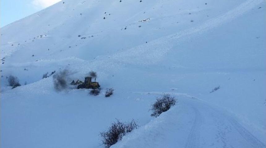 Bayburt&rsquo;ta &Ccedil;ığ K&ouml;y Yolunu Kapattı