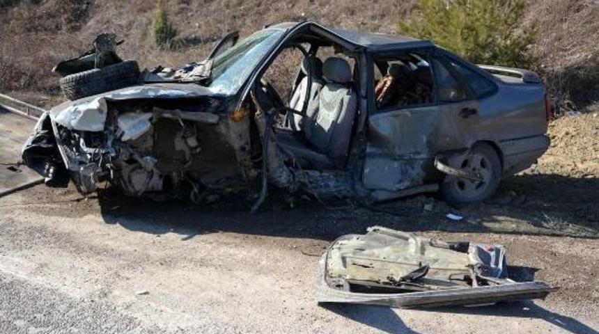 Karab&uuml;k'te 2 Otomobil &Ccedil;arpıştı: 5 Yaralı