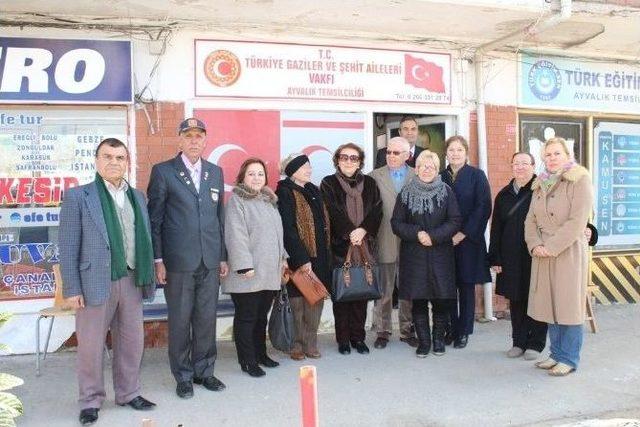 Ayvalık’ta Cumhuriyetçi Kadınlardan Gazilere Nazik Ziyaret