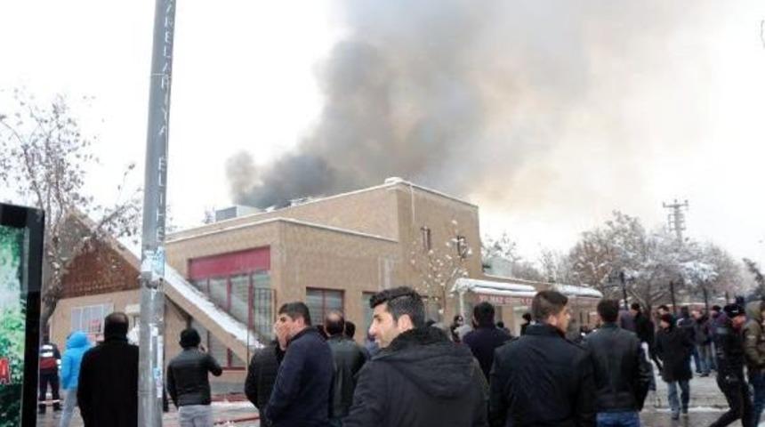 Batman'da Yılmaz G&uuml;ney Sinema Salonu Yandı