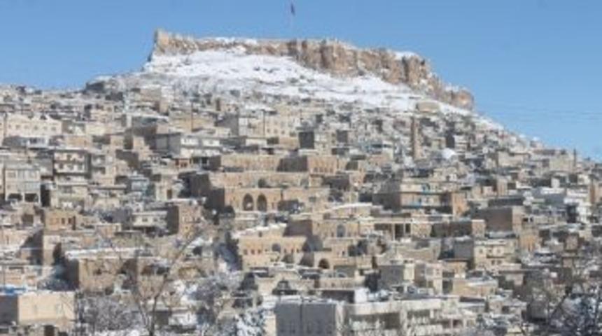 Kar Yağışı Tarihi Kentti Ayrı G&uuml;zelliğe B&uuml;r&uuml;d&uuml;