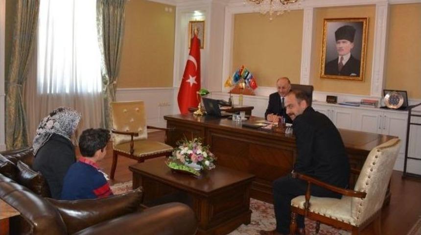 Şehit Yakınından Vali Azizoğlu&rsquo;na Teşekk&uuml;r Ziyareti