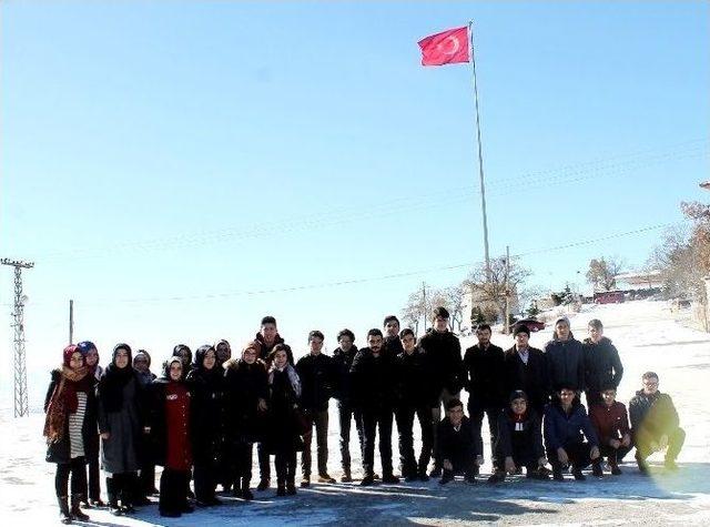 Yeşilyurt Kent Konseyi Gençlik Meclisi Üyeleri Şehit Fethi Sekin’in Mezarını Ziyaret Ettiler