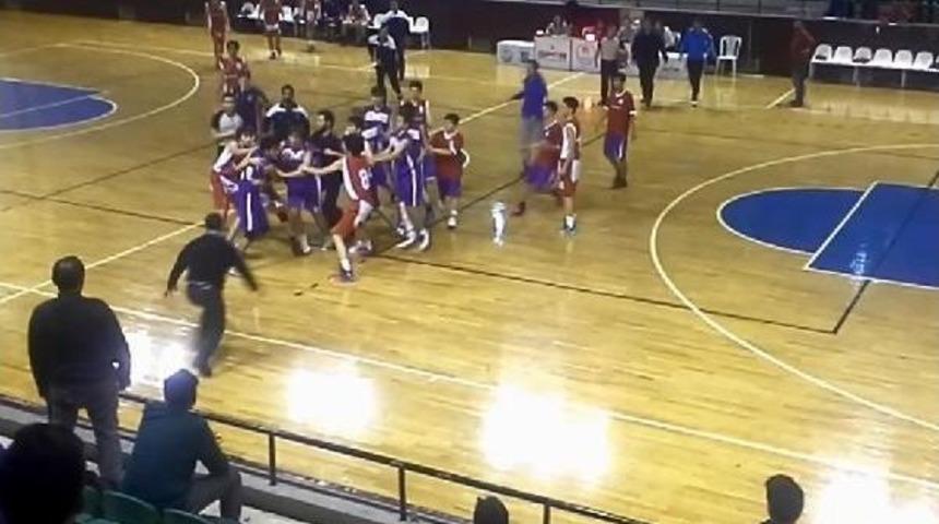 Gen&ccedil; Basketbolcular Yumruk Yumruğa Kavga Etti